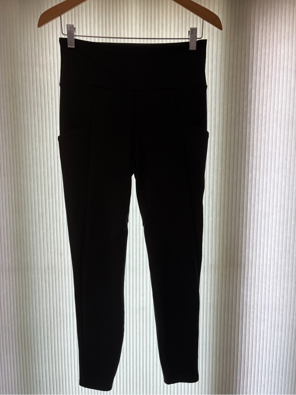 ALO Yoga High-Rise Black Leggings with Side Pockets